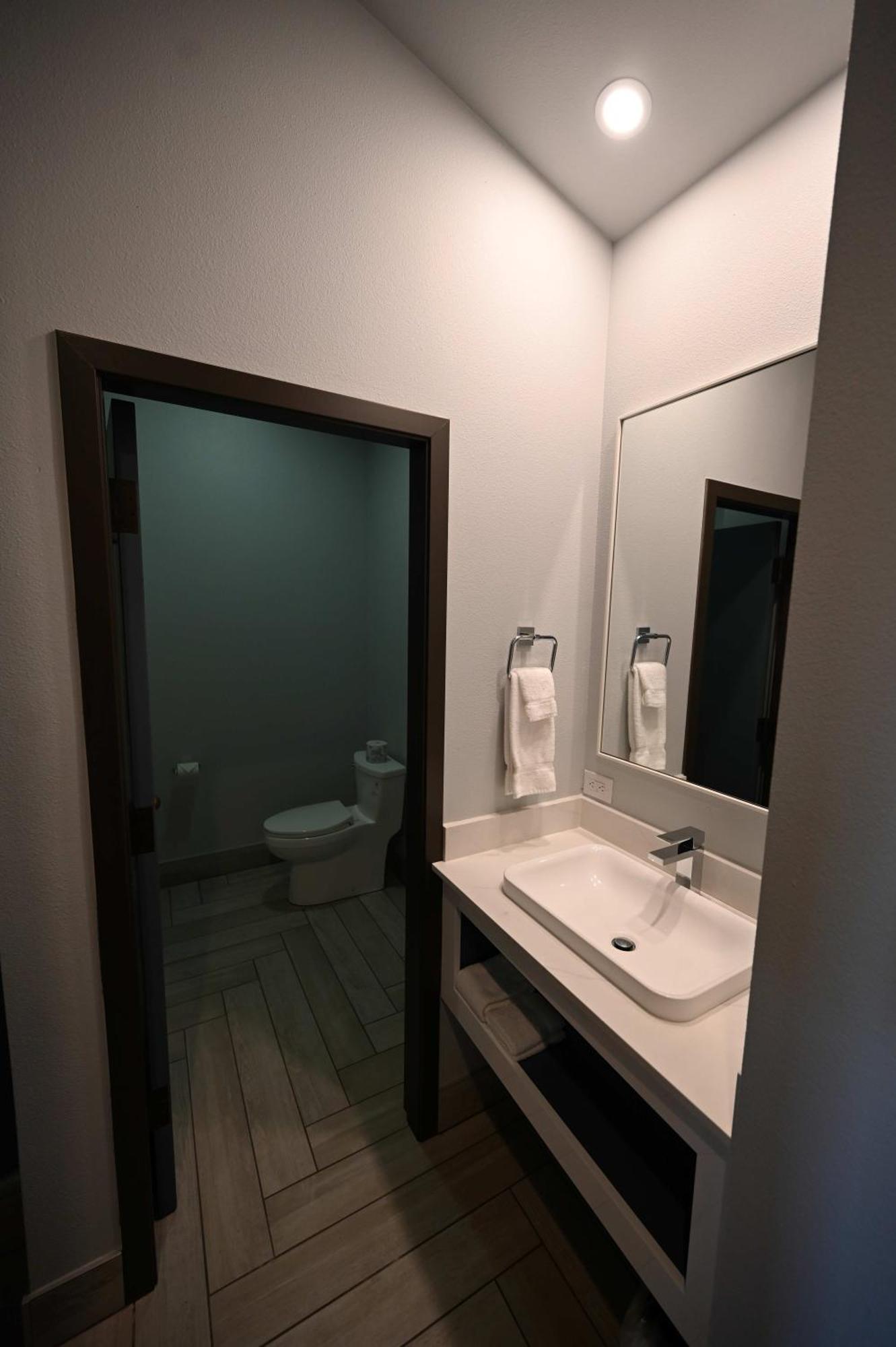 Hotel Edgewater And Suites, Ascend Collection
